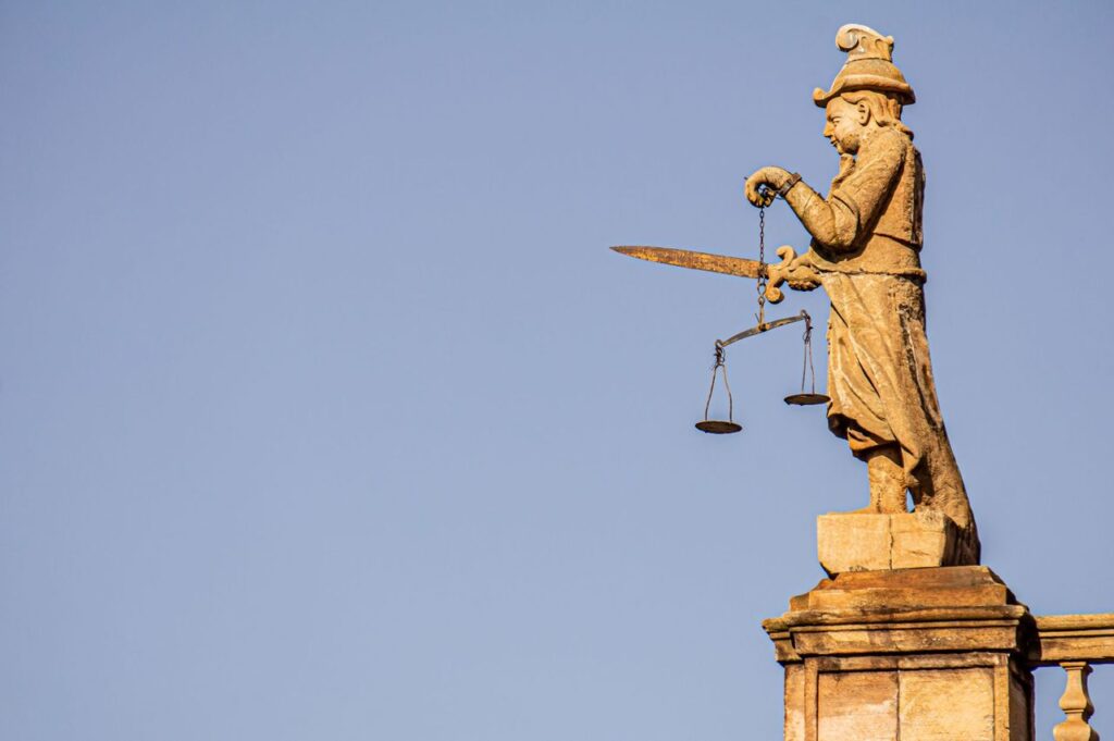 Documentos de inventário sobre mesa representando herança para filho de outro relacionamento