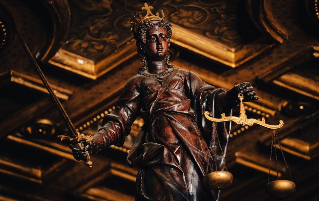 martelo de juiz sobre processo judicial de revisão de guarda de filhos