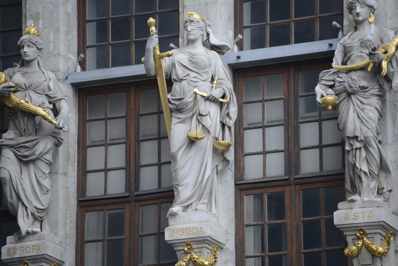 Divisão de herança sem testamento representada por blocos em proporções diferentes